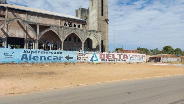 Casa no Arapoangas em frente à igreja católica