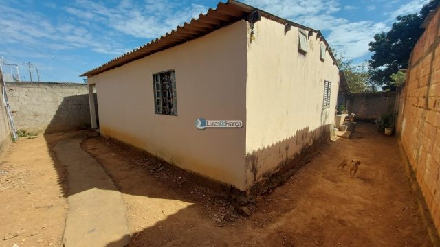 Casa no Arapoangas em frente à igreja católica