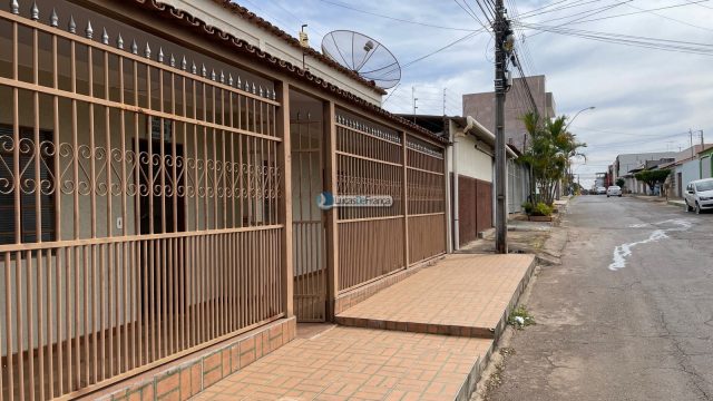 Casa bem localizada na quadra 04 conjunto D da Vila Buritis.