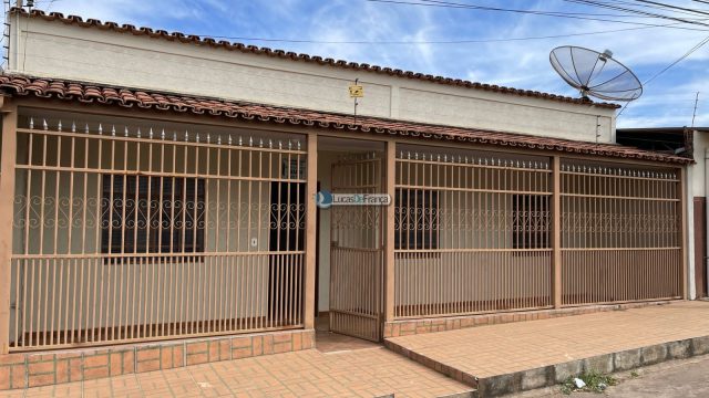 Casa bem localizada na quadra 04 conjunto D da Vila Buritis.