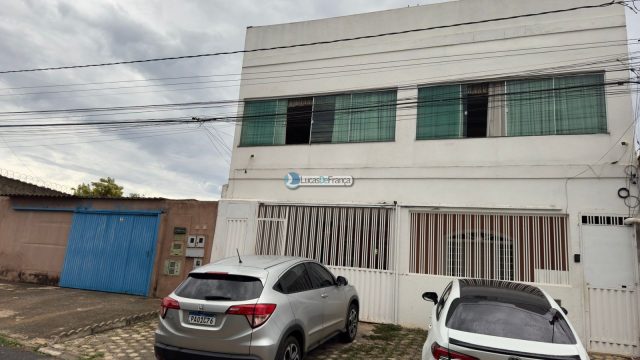 Sobrado com 03 casas no mesmo lote