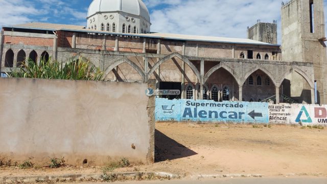 Casa no Arapoangas em frente à igreja católica