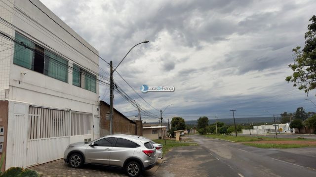 Sobrado com 03 casas no mesmo lote