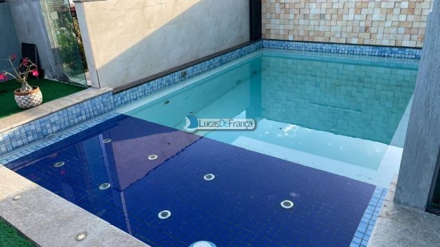 Casa de 03 pavimentos com piscina