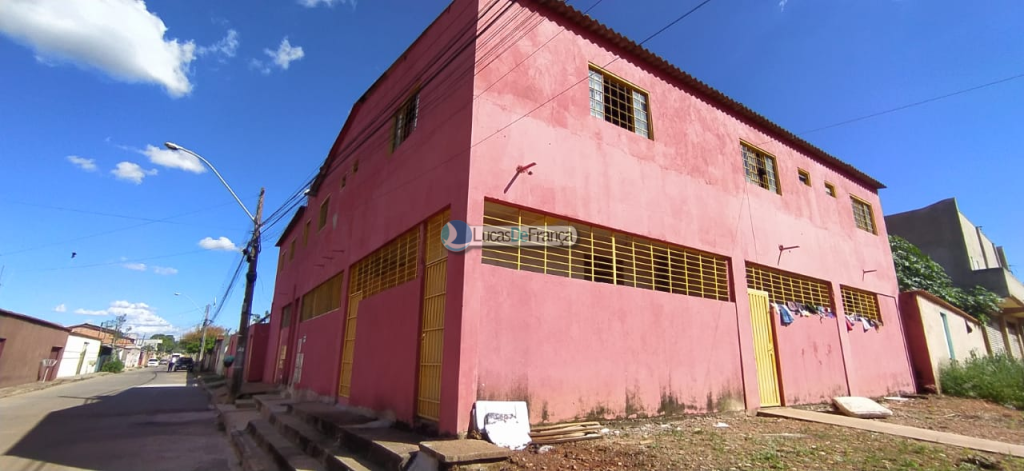 Prédio com 3 apartamentos e 3 casas (2)