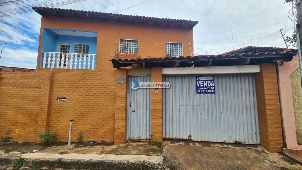 Sobrado com um casa simples nos fundos (1)