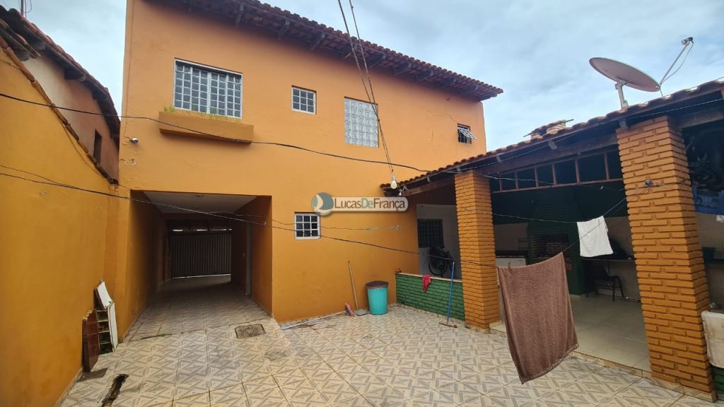 Sobrado com um casa simples nos fundos (18)