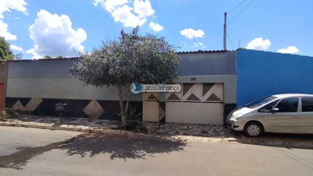 Casa no Setor Tradicional Av. Marechal Deodoro, Quadra 179, esquina para o Setor Militar.