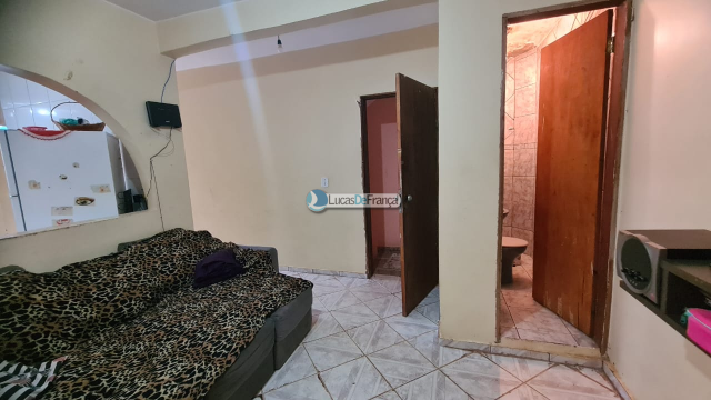 APARTAMENTO E UMA KIT ENTRE AS QUADRAS 03/04 DA VILA BURITIS ATRÁS DA ESCOLA CLASSE 08