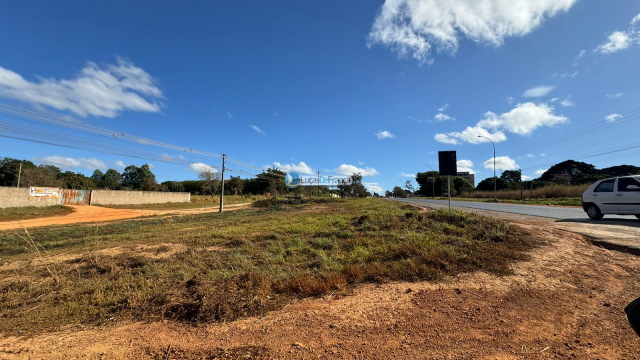 Casa em condomínio fechado, frente para a pista que vai Para o Vale do Amanhecer