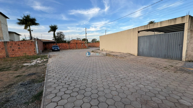 Casa na Bica do DER, condomínio fechado