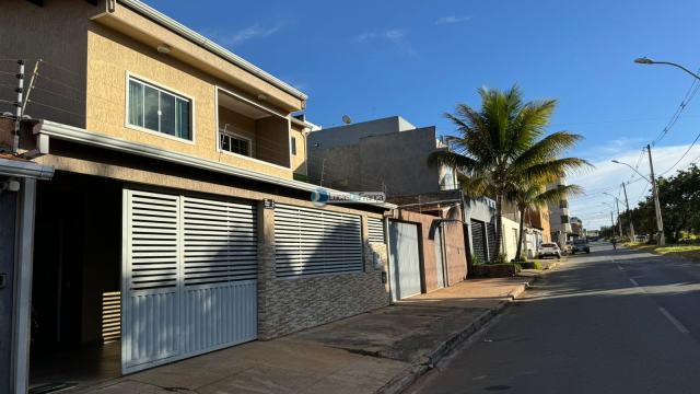 Casa na Vila Militar em frente à Independência e Dia Dia