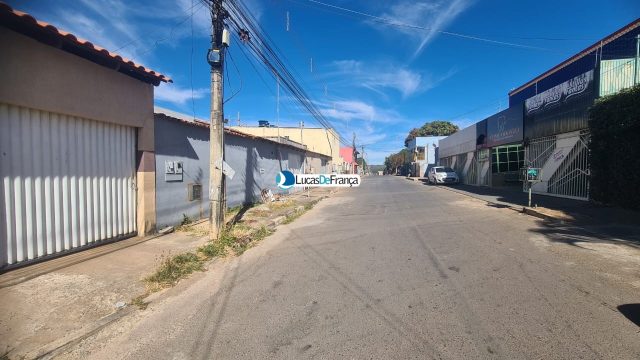 IMÓVEL DE 800M² VAZADO CONSTITUÍDO COM UMA CASA, LOJA E DOIS APARTAMENTOS