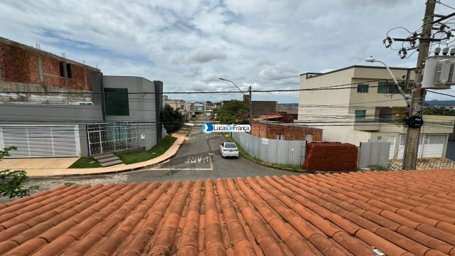 EXCELENTE SOBRADO NA VILA MILITAR ÓTIMA LOCALIZAÇÃO