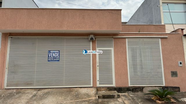 Casa na Vila Militar, bem localizada