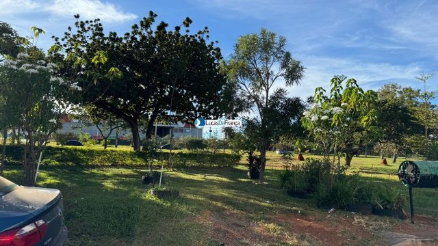 Casa na Vila Militar, de frente para a Av. Independência e Dia Dia