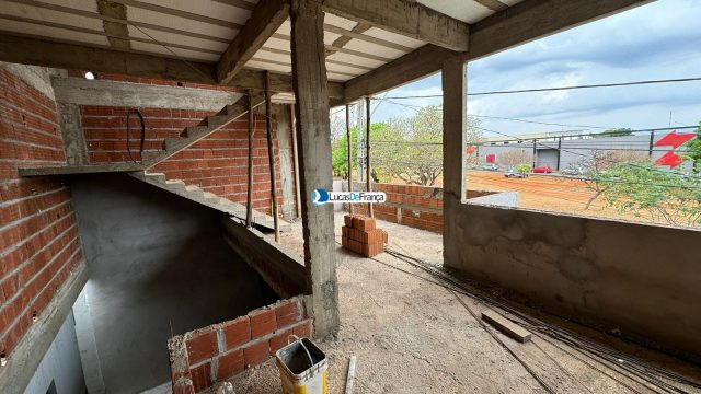 Imóvel comercial e residencial na Vila Militar