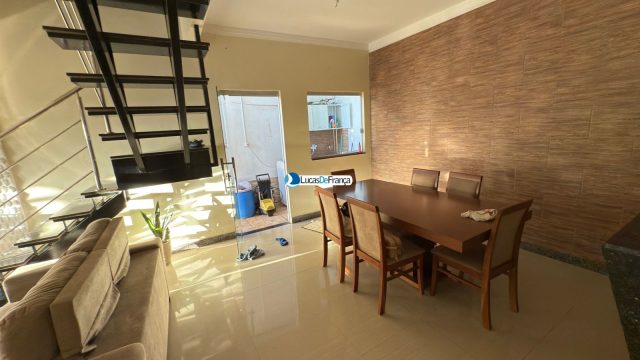 Casa espaçosa de 3 pavimentos no Buritis 2