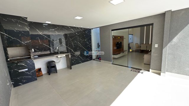 Casa Moderna à Venda no Buritis 4 – Quadra 18