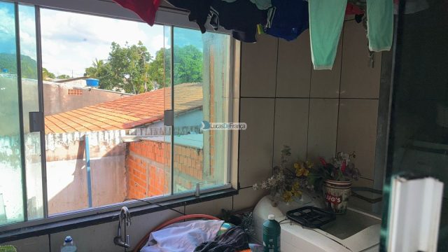 Sobrado com loja comercial e terraço no Arapoangas – Avenida Comercial