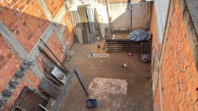 Sobrado com loja comercial e terraço no Arapoangas – Avenida Comercial