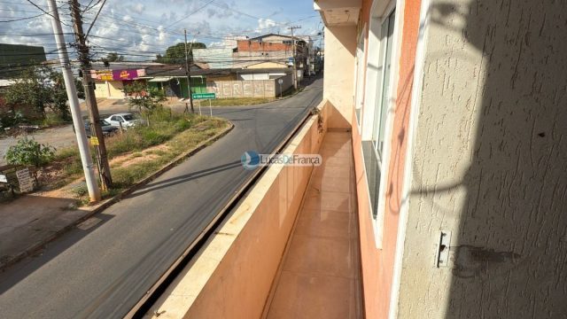 Sobrado com loja comercial e terraço no Arapoangas – Avenida Comercial