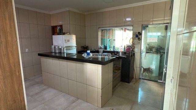 Sobrado com loja comercial e terraço no Arapoangas – Avenida Comercial