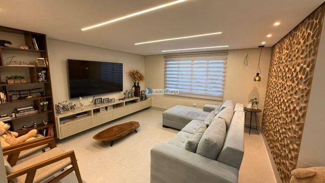 Casa à Venda na Avenida Contorno da Vila Vicentina