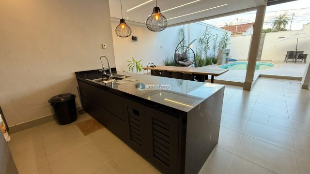 Casa à Venda na Avenida Contorno da Vila Vicentina