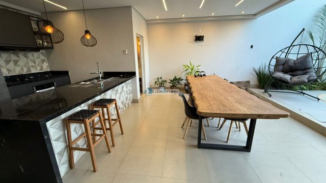 Casa à Venda na Avenida Contorno da Vila Vicentina