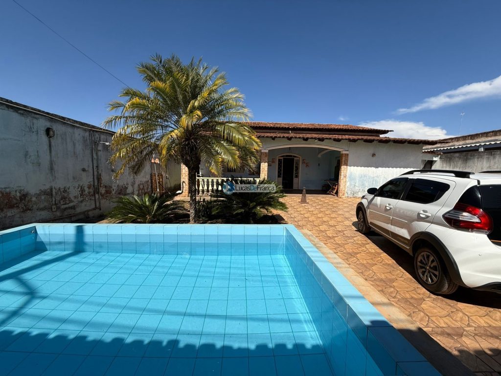 Casa Térrea com Piscina à Venda (1)