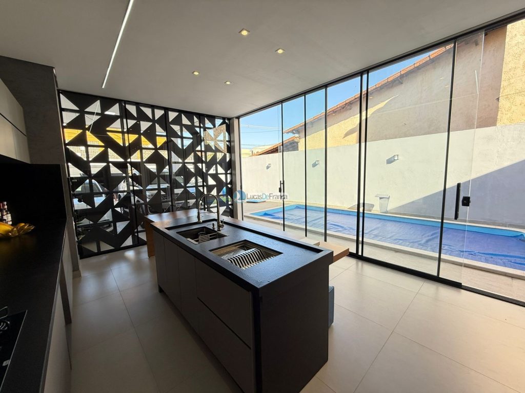 casa de alto padrão na Avenida São Paulo Setor Tradicional (11)