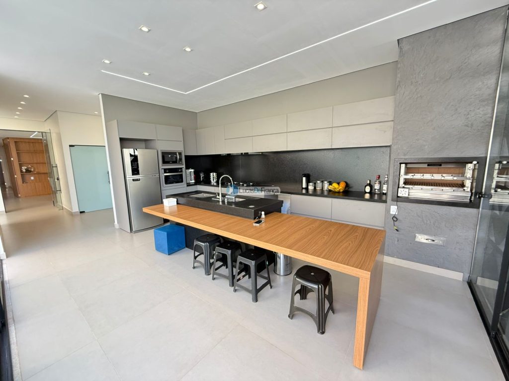 casa de alto padrão na Avenida São Paulo Setor Tradicional (17)