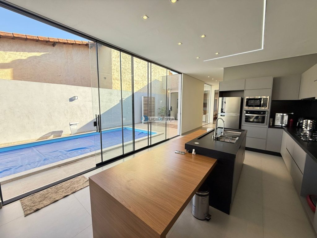 casa de alto padrão na Avenida São Paulo Setor Tradicional (6)