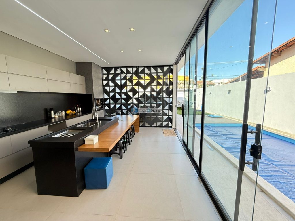 casa de alto padrão na Avenida São Paulo Setor Tradicional (8)