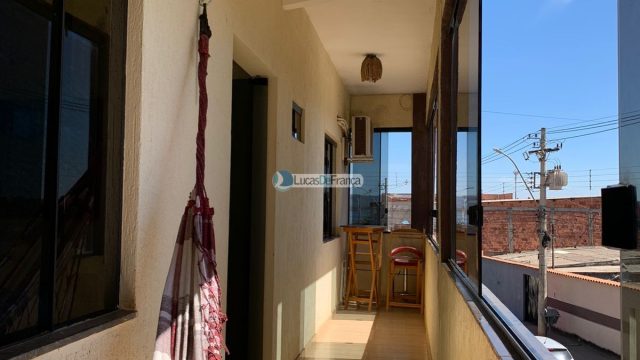 PRÉDIO NO ARAPOANGAS, AV. COMERCIAL.