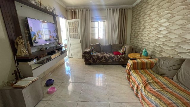 Sobrado em Lote Comercial – Vila Buritis, Quadra 02, Conjunto J