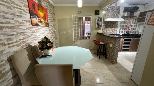 Sobrado em Lote Comercial – Vila Buritis, Quadra 02, Conjunto J