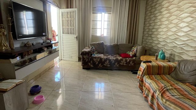 Sobrado em Lote Comercial – Vila Buritis, Quadra 02, Conjunto J