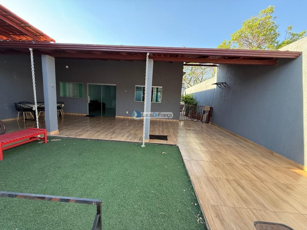 CASA NO ARAPOANGA - (próximo à igreja Católica ). (1)