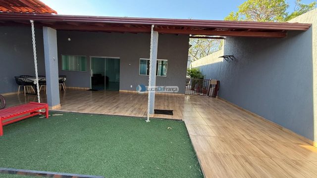 CASA NO ARAPOANGA – (próximo à igreja Católica ).