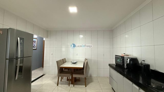 CASA NO ARAPOANGA – (próximo à igreja Católica ).