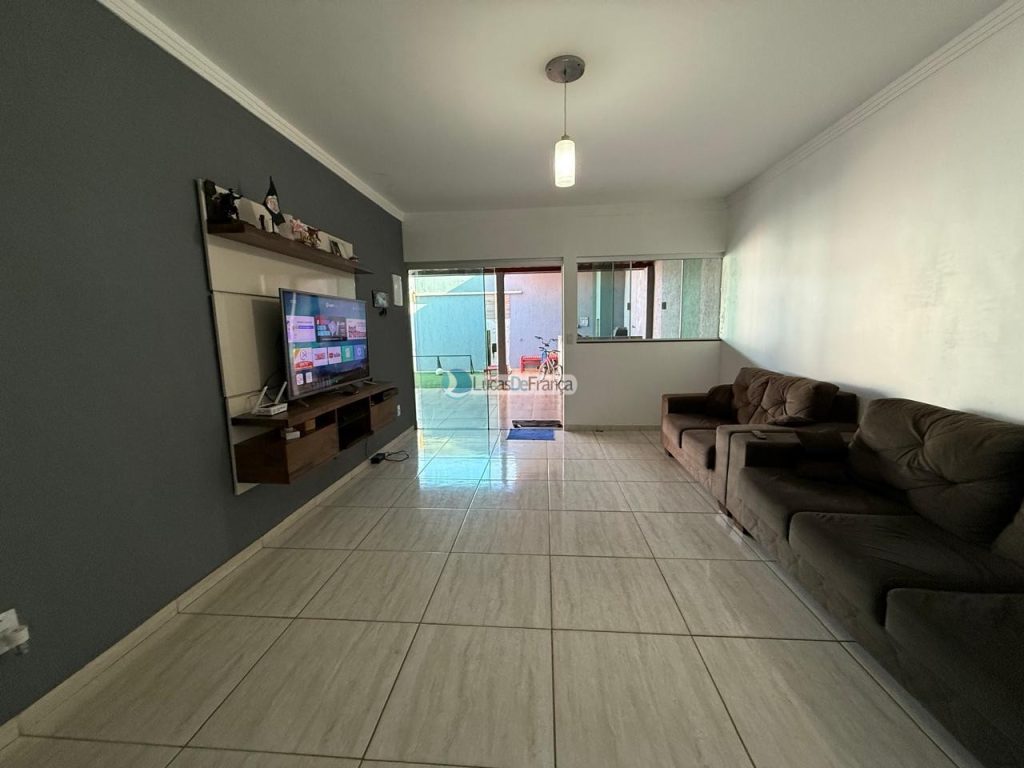 CASA NO ARAPOANGA - (próximo à igreja Católica ). (12)