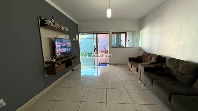 CASA NO ARAPOANGA – (próximo à igreja Católica ).