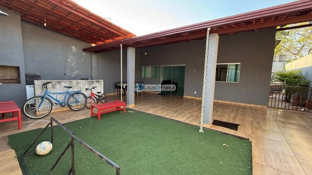 CASA NO ARAPOANGA – (próximo à igreja Católica ).