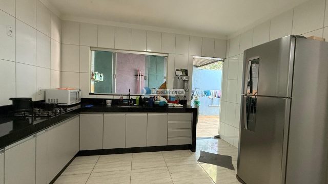 CASA NO ARAPOANGA – (próximo à igreja Católica ).