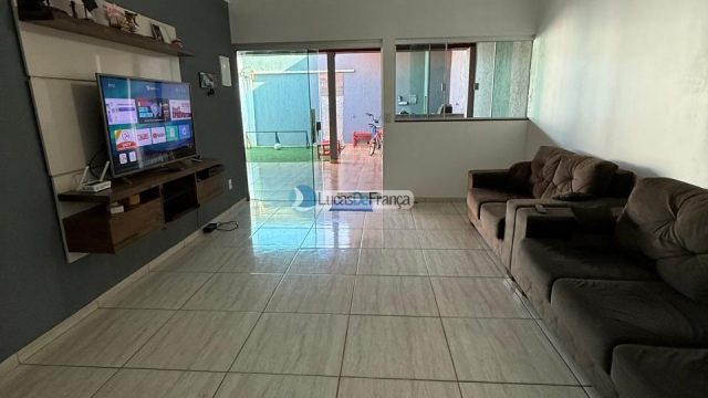 CASA NO ARAPOANGA – (próximo à igreja Católica ).