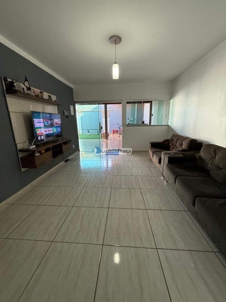 CASA NO ARAPOANGA - (próximo à igreja Católica ). (4)