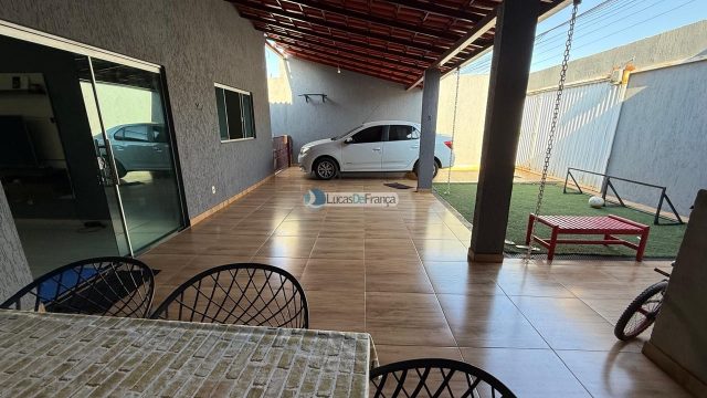 CASA NO ARAPOANGA – (próximo à igreja Católica ).