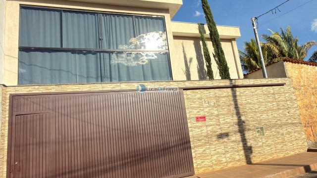 Casa moderna totalmente equipada e mobiliada